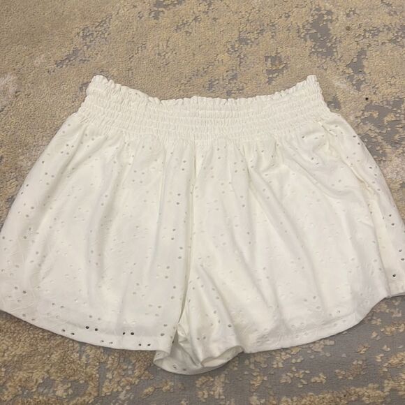 BCBGeneration Shorts Size m Smocked Eyelet Lace Loose White New - Picture 4 of 4